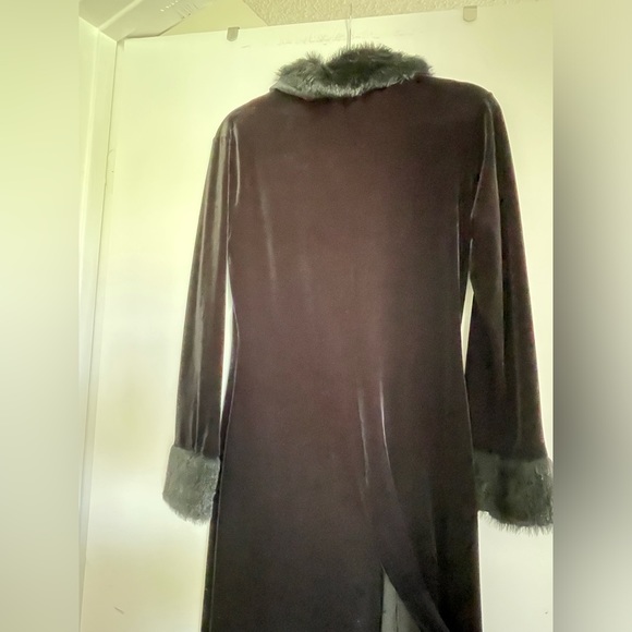 LULY K new york city. VintageBlack  Velvet Coat/ Duster , faux fur collar🌹 - Picture 4 of 10